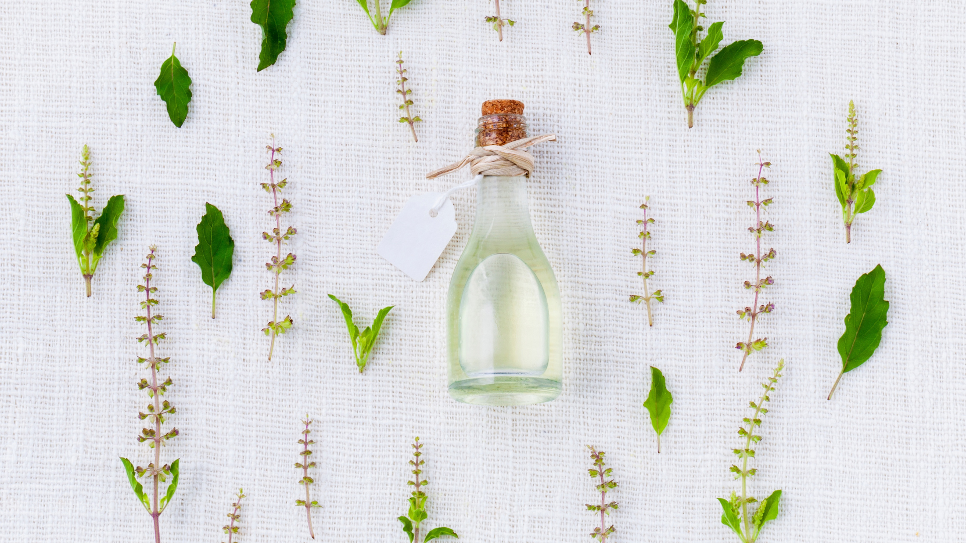 une huile végétale neutre sur un fond de plantes