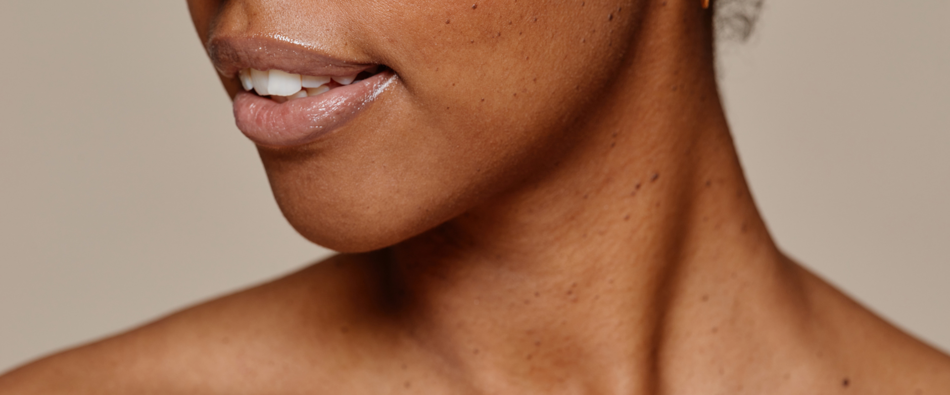 femme noire montrant sa sublime peau